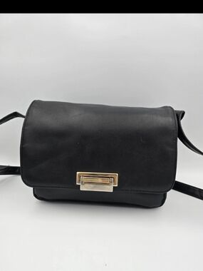 Elegant Black Crossbody Bag with Gold-Tone Clasp